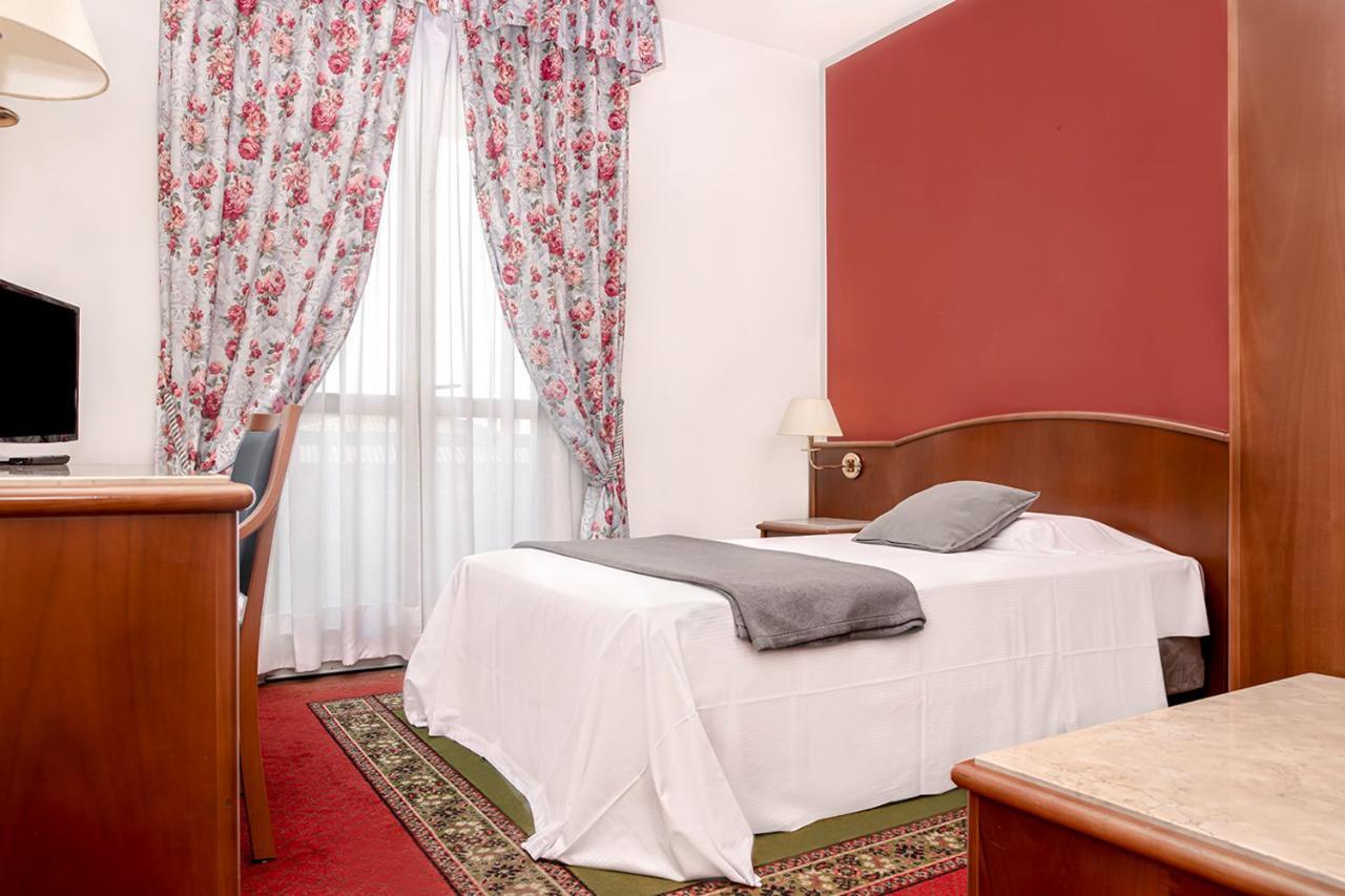 Hotel Poli Castelnovo di Sotto ภายนอก รูปภาพ